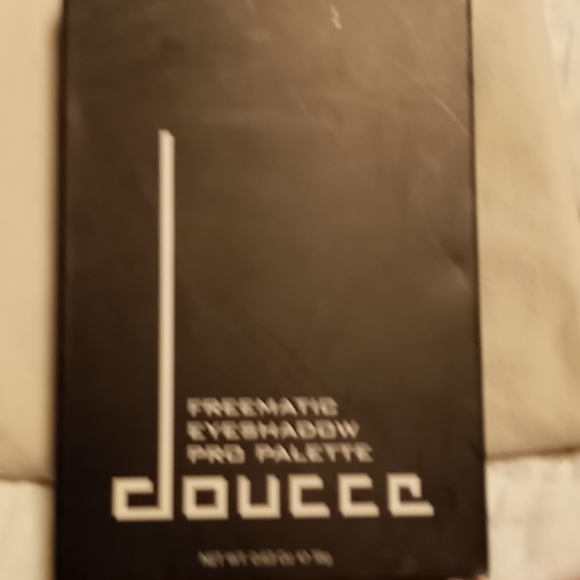 Bronzer and eyeshadow palette - Picture 1 of 3